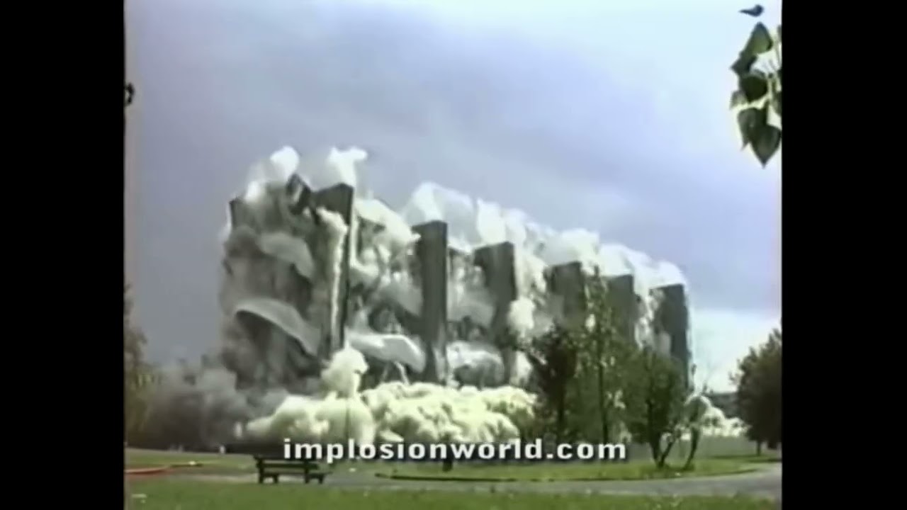 D&eacute;molition de la barre de la Zup du Val Saint Martin &agrave; Mont Saint Martin en 1990