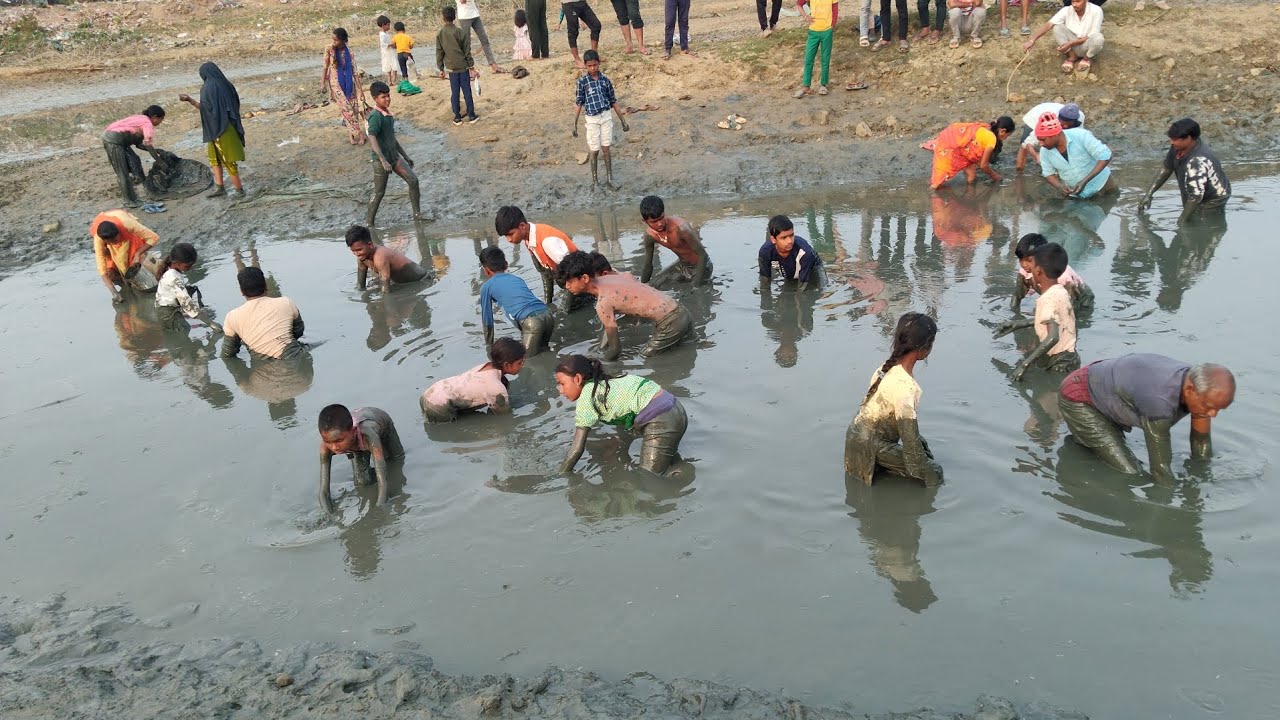 पानी में क्या ढूंढ़ रहे हैं 🥹।।