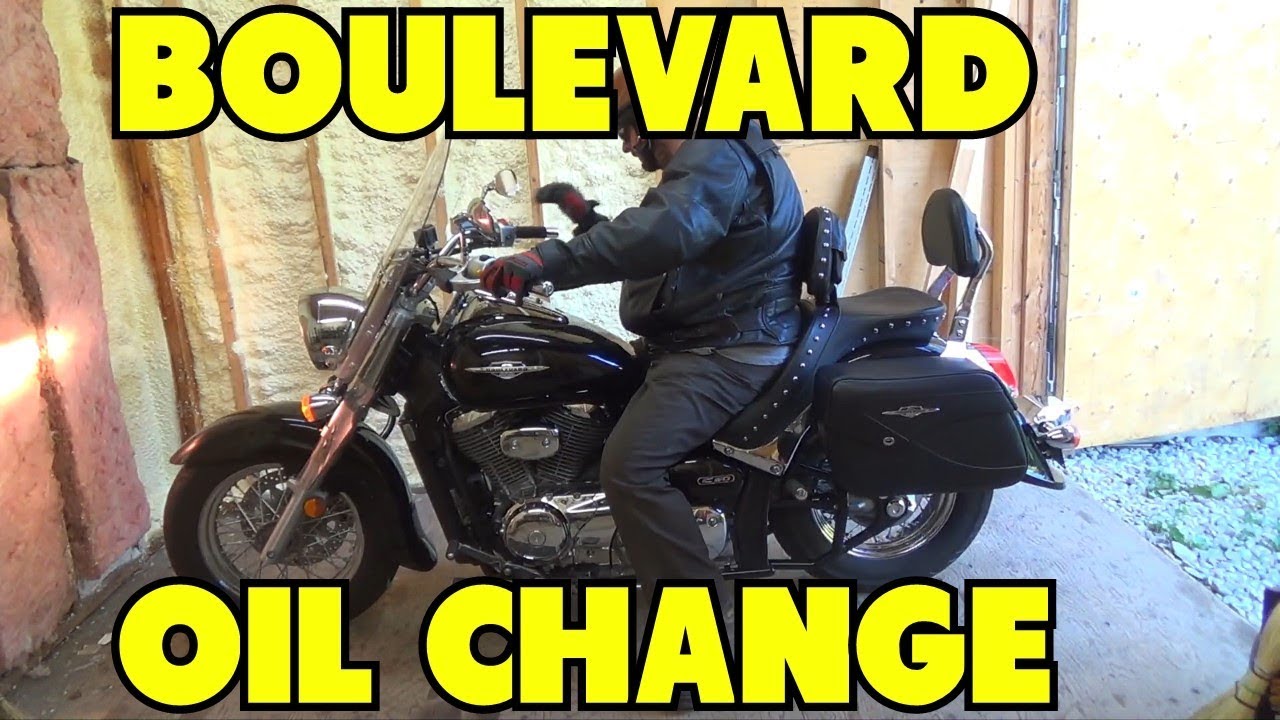 Change of engine oil on Suzuki Boulevard C50T