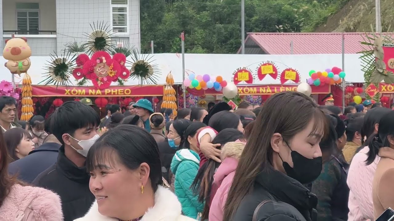 Bé Tân Hát Hội Nà Pheo 