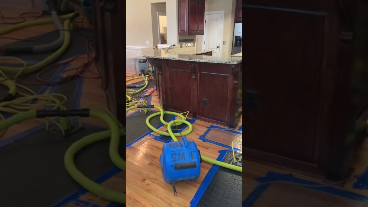 Drying hardwood floor using a floor mats system