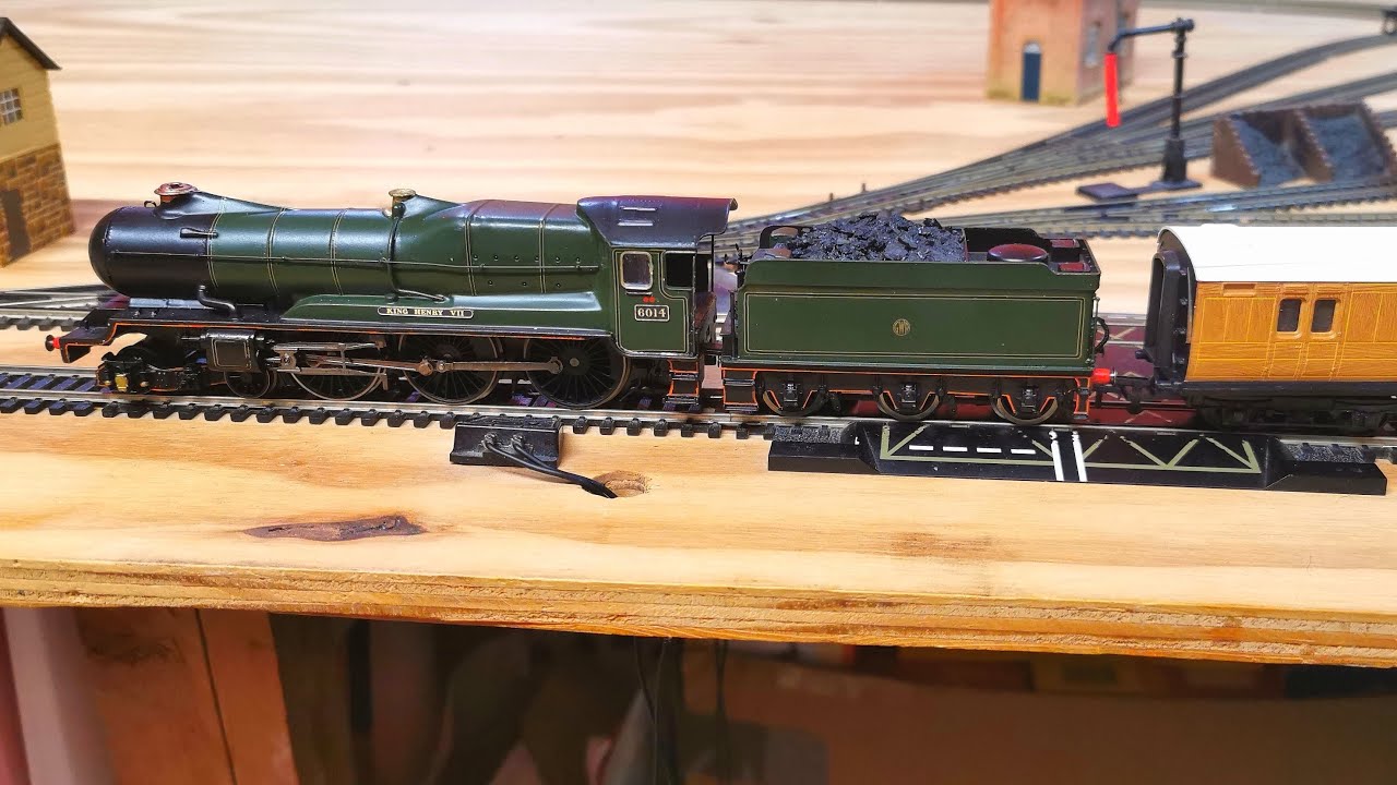 CUSTOM GWR STREAMLINED KING (6014 KING HENRY VII) WITH TEAK COACHES SHORT RUNNING SESSION