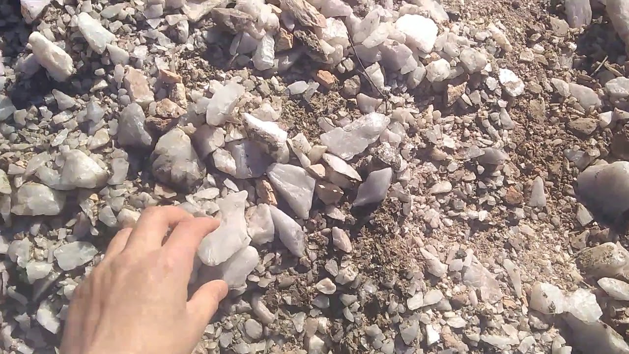 Buscando las mejores muestras en la Escombrera // In the dump looking for the best samples.