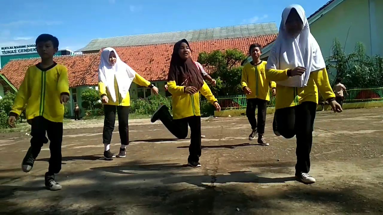 Aktivitas senam ritmik SDN 1 Babakan - ciwaring - Cirebon ( Turun Naik)