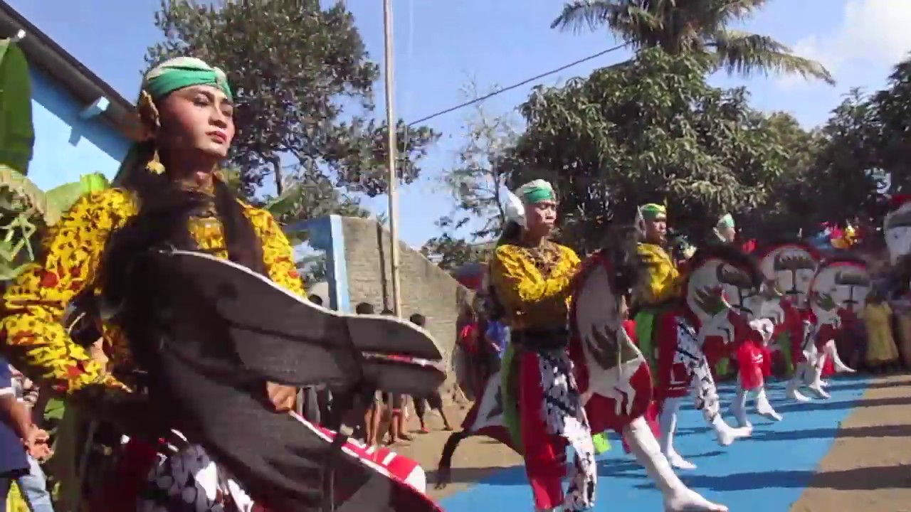 Tari Gunungan jam 14 51 Ebeg Wahyu Turonggo Jati di Adireja Wetan