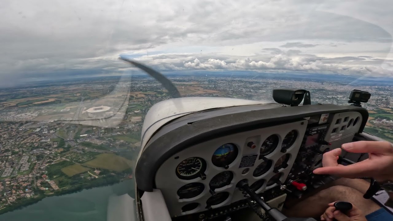 Atterrissage a Lyon-Bron en Cessna 172
