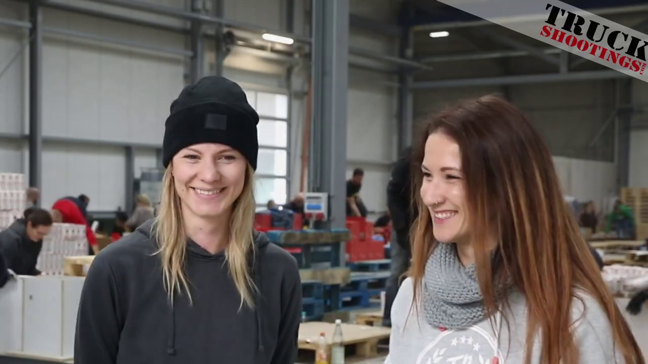Godelmann packt für die Johanniter Weihnachstrucker 2019