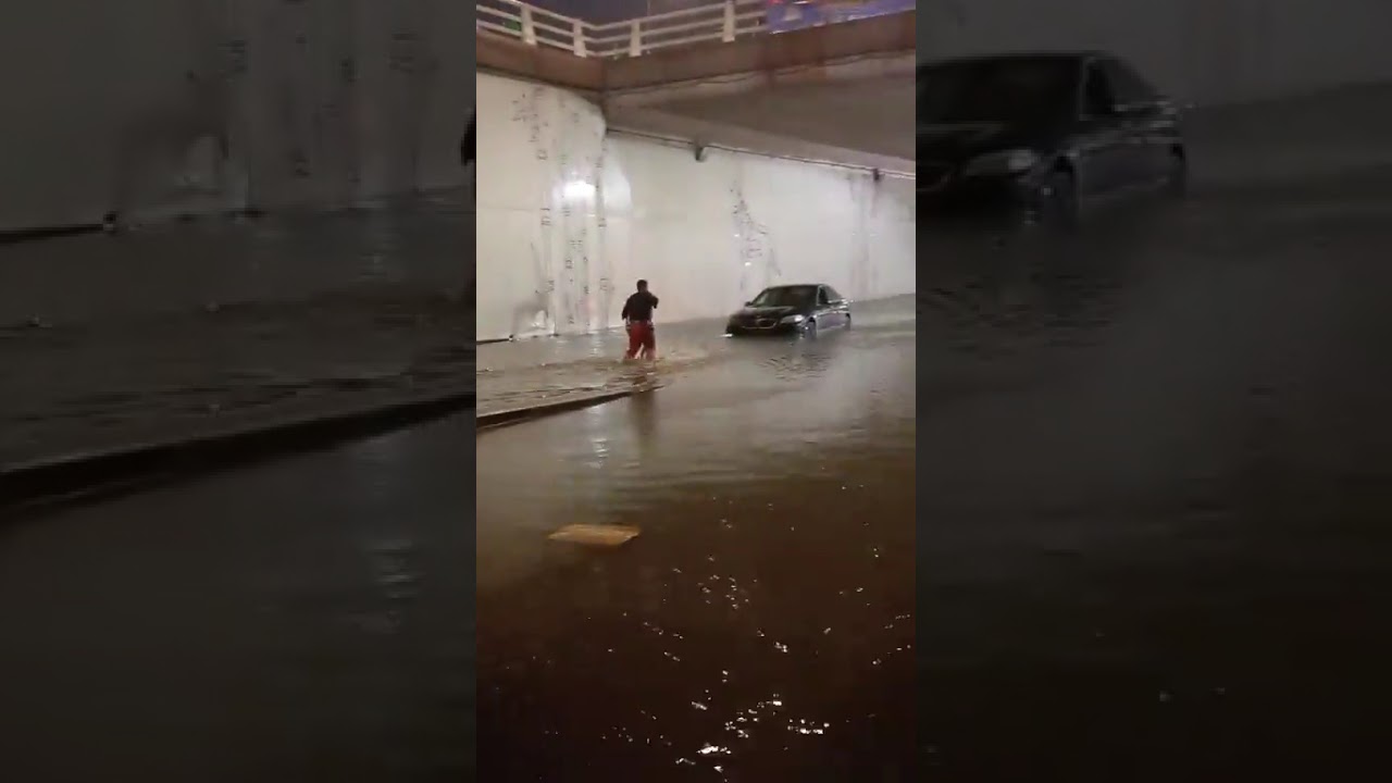 عاجل من كازا: القنطرة بالقرب من حديقة الحيوانات واحلين فيها السيارات بعد الأمطار الطوفانية