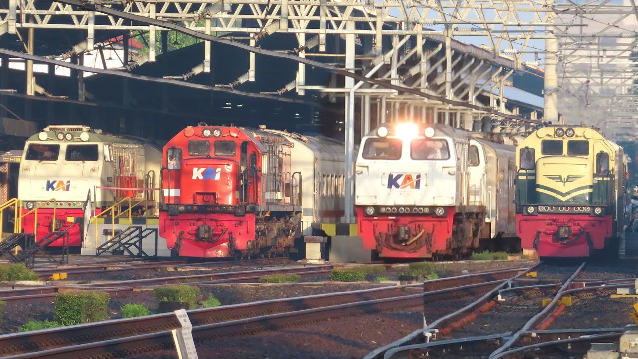 RAMAINYA KERETA API DI STASIUN TERSIBUK YOGYAKARTA ! Spesial Lokomotif Livery Vintage Merah Biru RnB