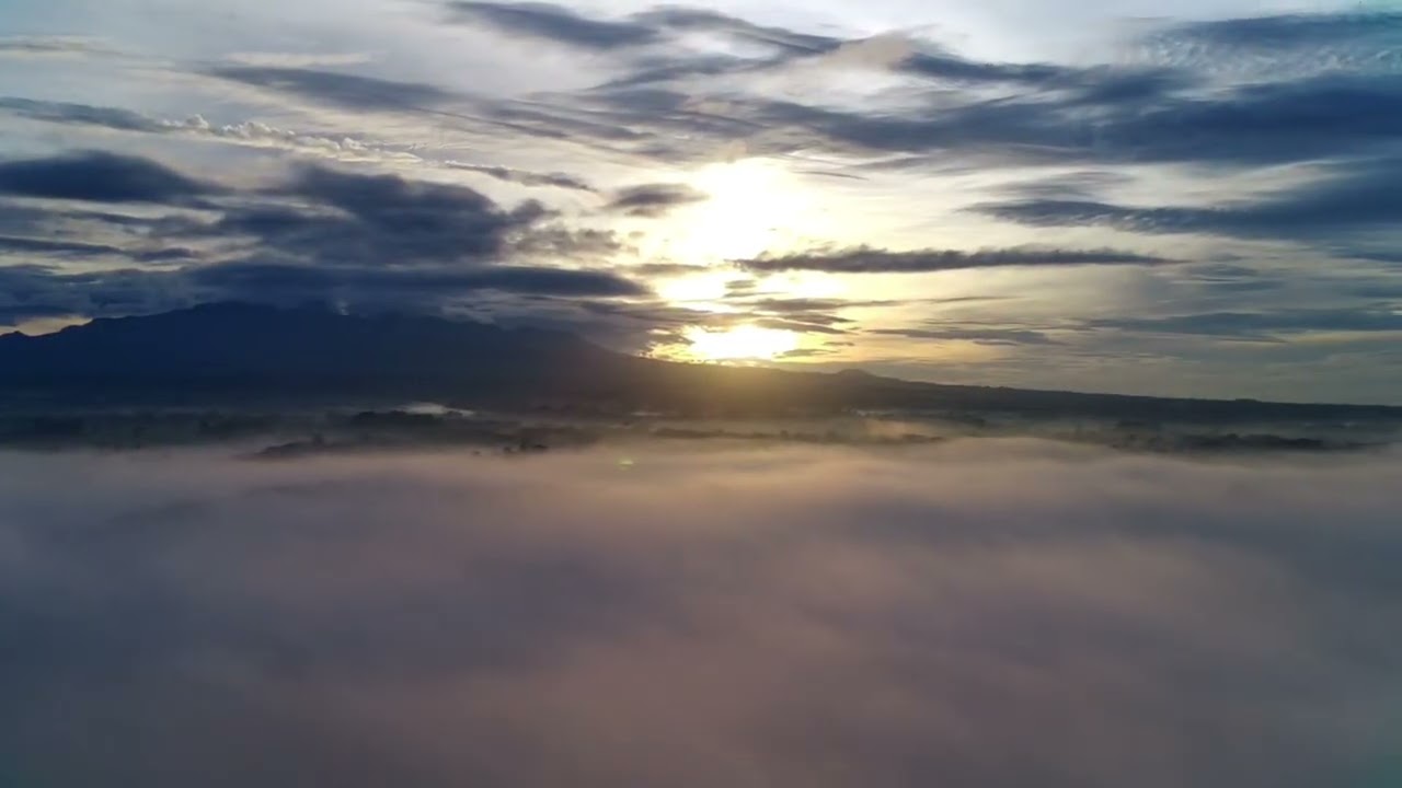 INDAHNYA SUNRISE DARI ATAS AWAN 
