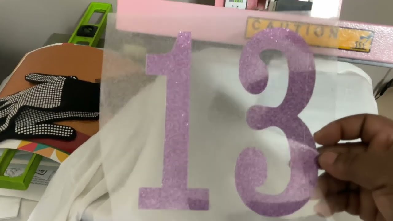 Cricut | Как использовать термотрансферный винил с блестками для создания футболки на день рожден...
