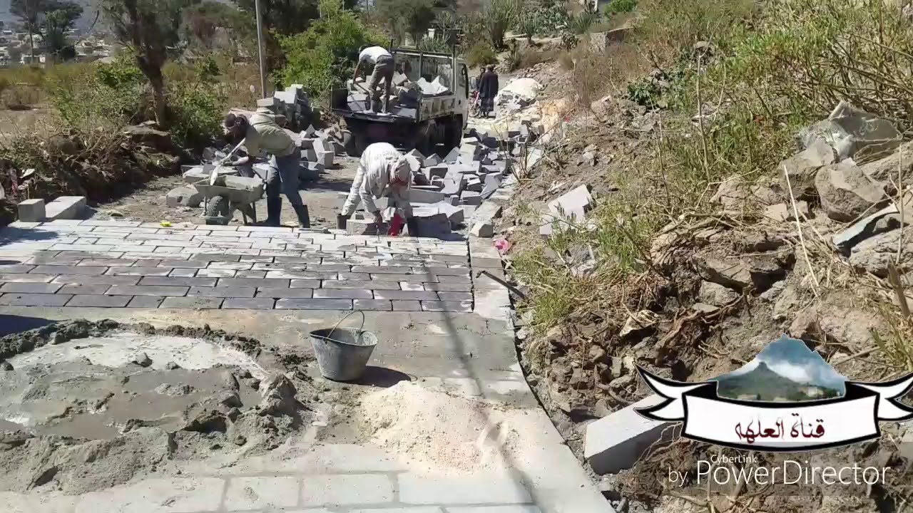 اليوم الثالث من العمل في رصف طريق العلهه