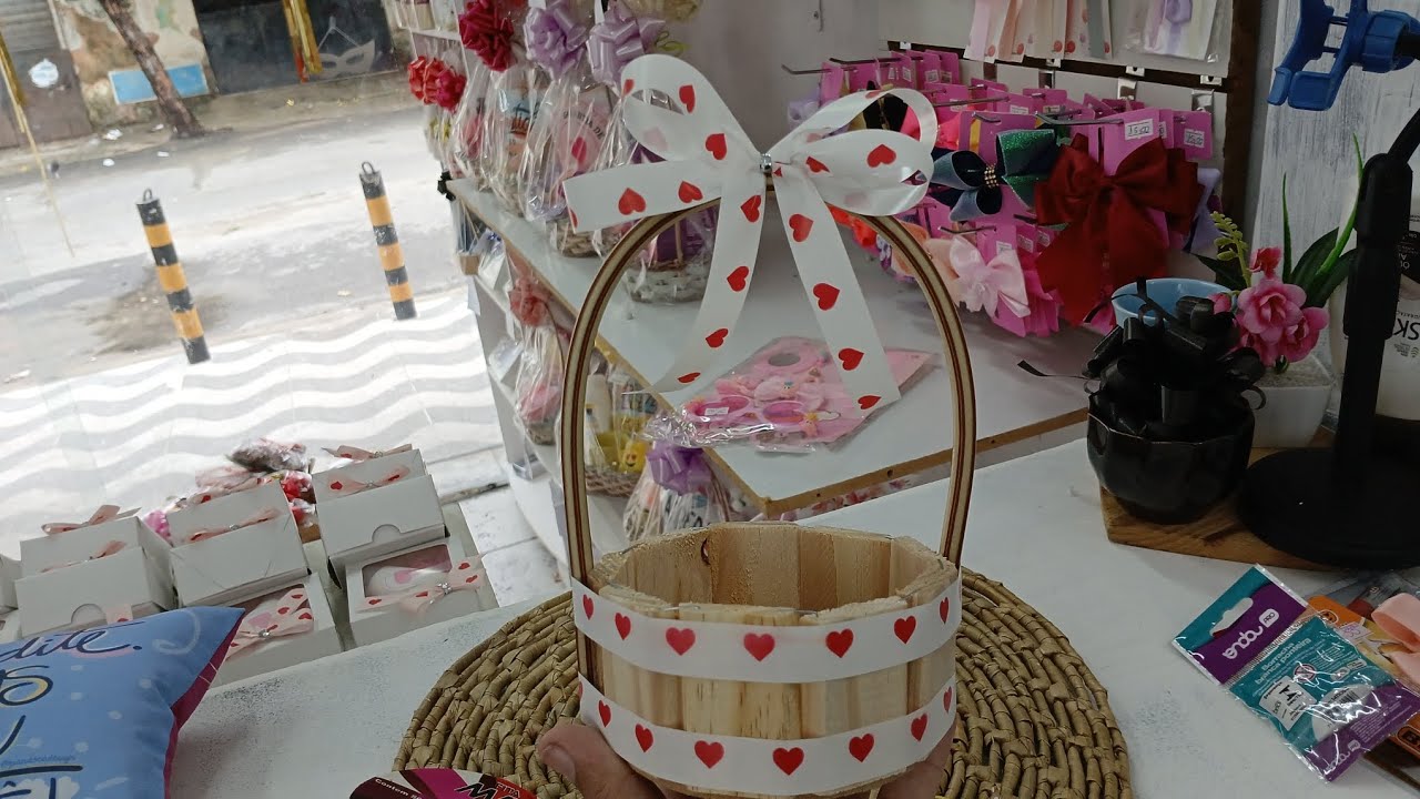 Montagem de Lembranças e decoração de cesta 11cm.