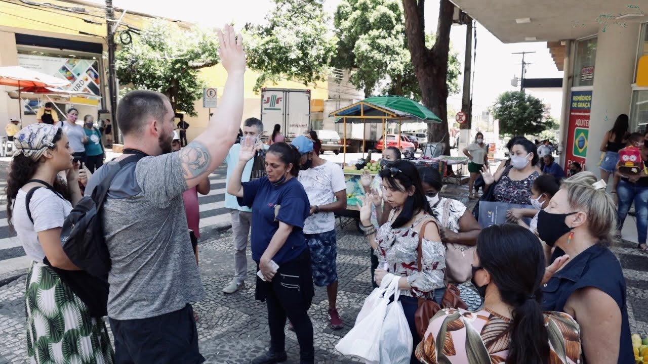 Passersby surrender to Jesus with tears of repentance in Londrina, PR, Brazil