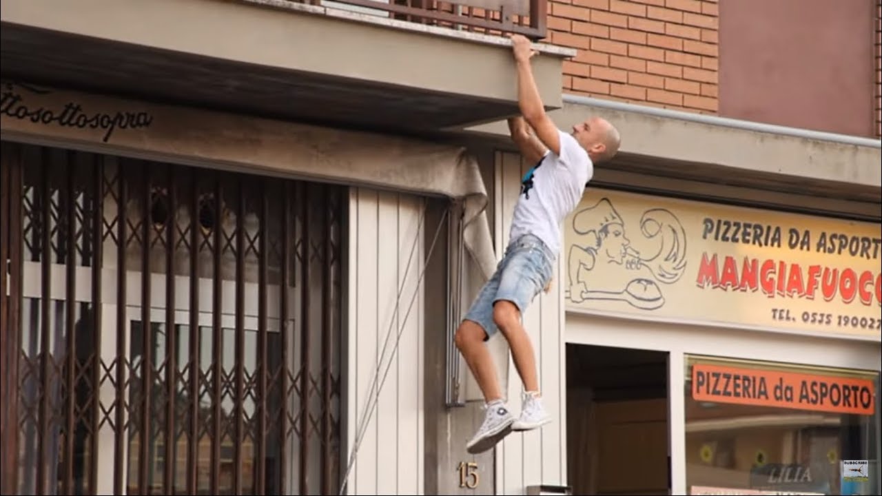 Superheroes Exist! Climbing Until the Third Floor to Give Back a Doll -Tazio Il Biondo-