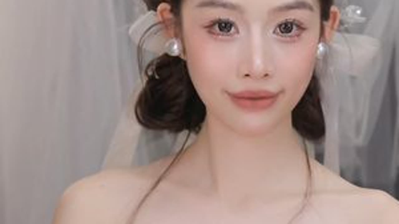 小众少女感低扎发造型教程分享！ 知道很多姐妹没看见这个造型没关系不还有我嘛😆立刻就给大家整好了嘛小众减龄的造型大家赶紧学！#化妆师的工作日常 #小众新娘造型 #喜看造型 #新娘造型 ...