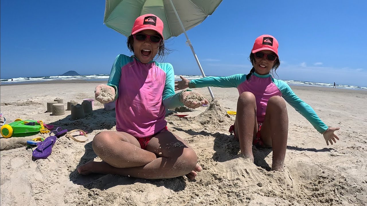 Castelo de areia e banho de mar 🌊, Sol muito forte ☀️, colocamos a camiseta de proteção solar 🏝️