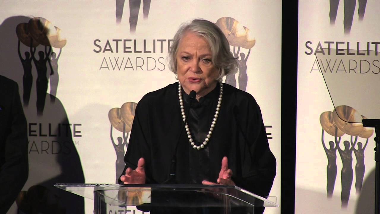 Bruce Davison presents Louise Fletcher with the 2015 Mary Pickford Award