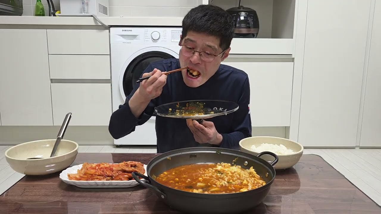 퇴근 후 진짬뽕 3봉에 국물에 밥까지 말아~ 먹방