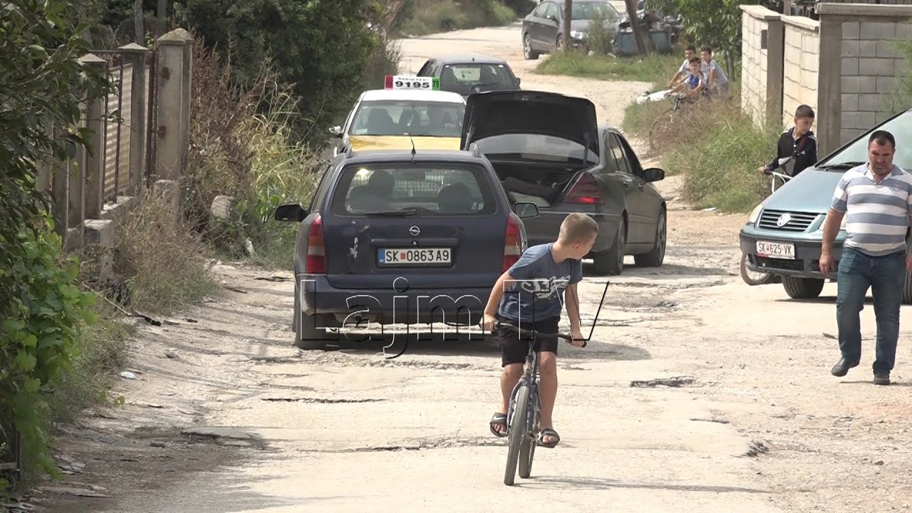 Lagjia e shqiptarëve në Shkup e lënë në harresë - Banorët: Kur bie shi fëmijët s'mund të shkojnë...