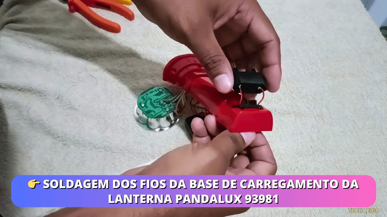 👉 Conserto da Base de Carregamento: Soldagem dos Fios da Lanterna Pandalux 93981