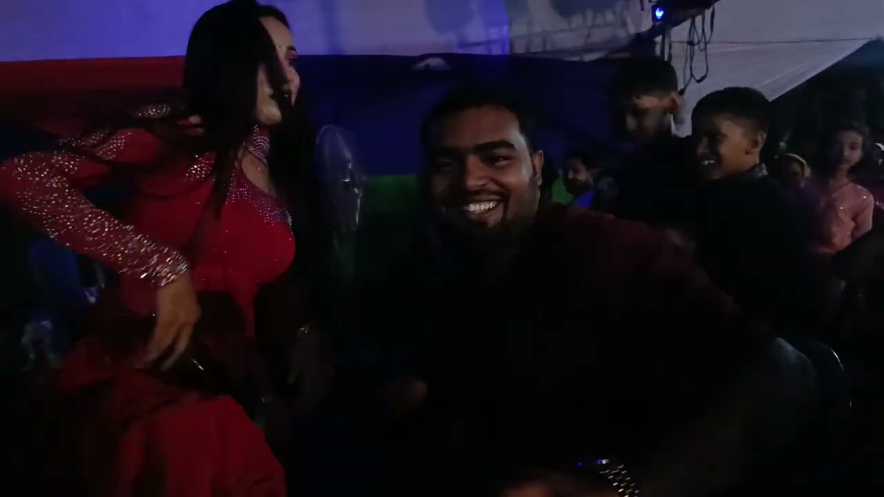 ছোট বোনের বিয়ের অনুষ্ঠানে নাচ