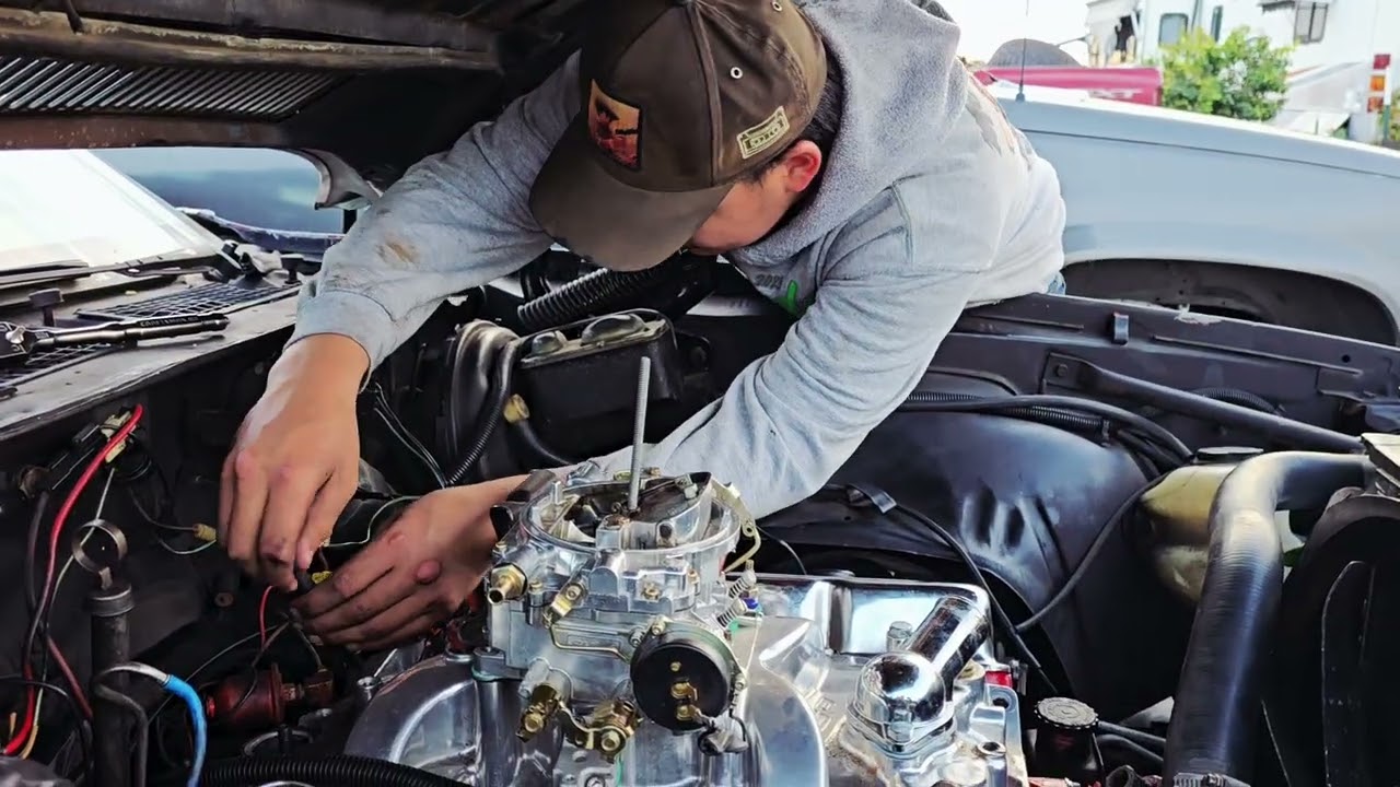Joven de 18 años repara motor de camaro v8 1976