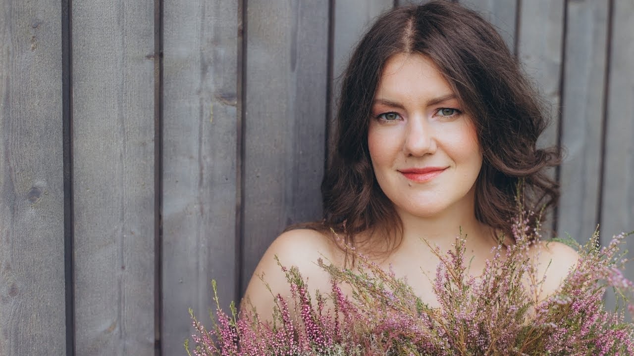 Marta Ritova  –  Šonakt uzziedēs virši (Teksta video)