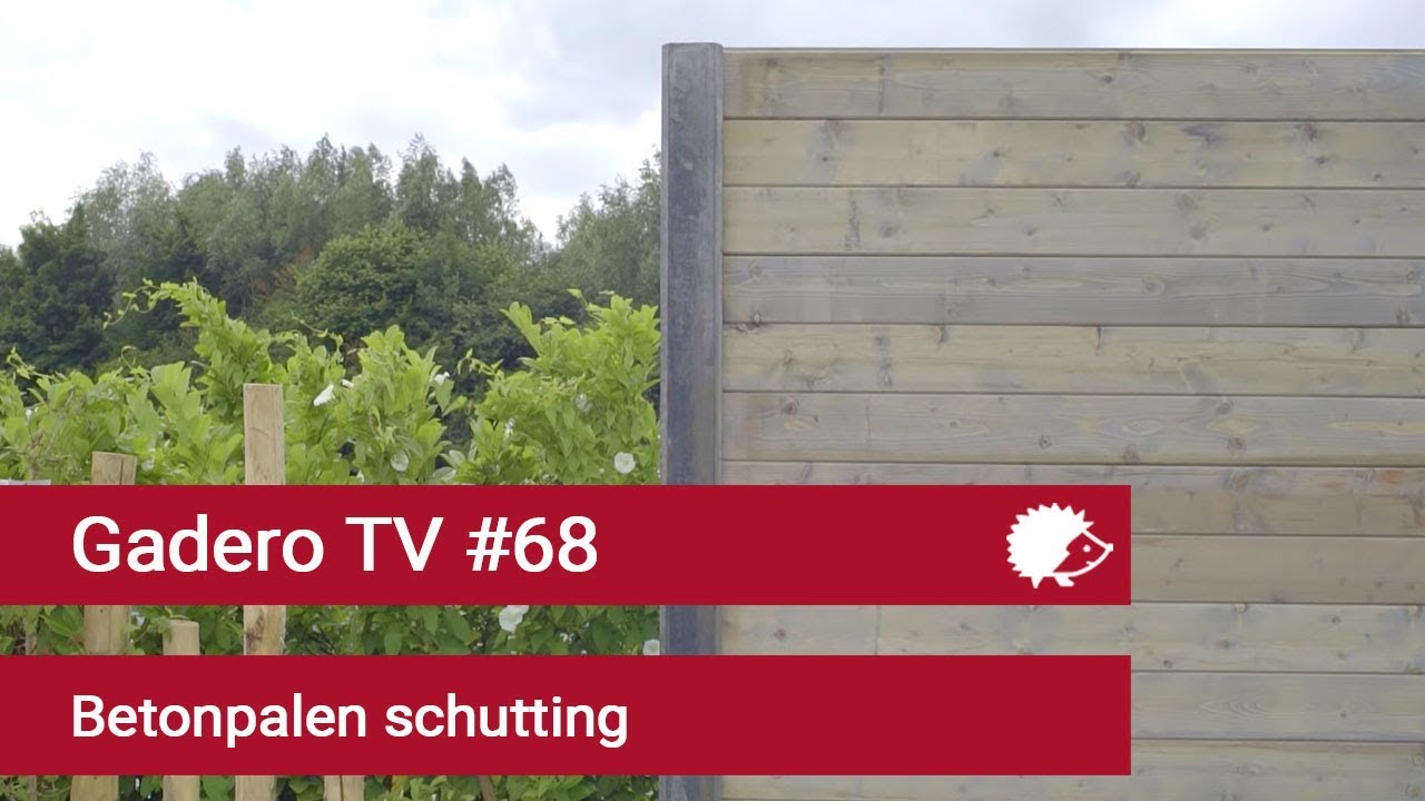 #68 Schutting van betonpalen met gleuf gevuld met blokhutprofielen