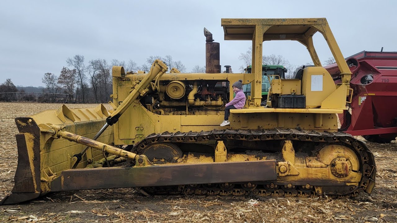 Caterpillar D8H Exhaust Manifold Removal...Alittle Bit Of A Battle!