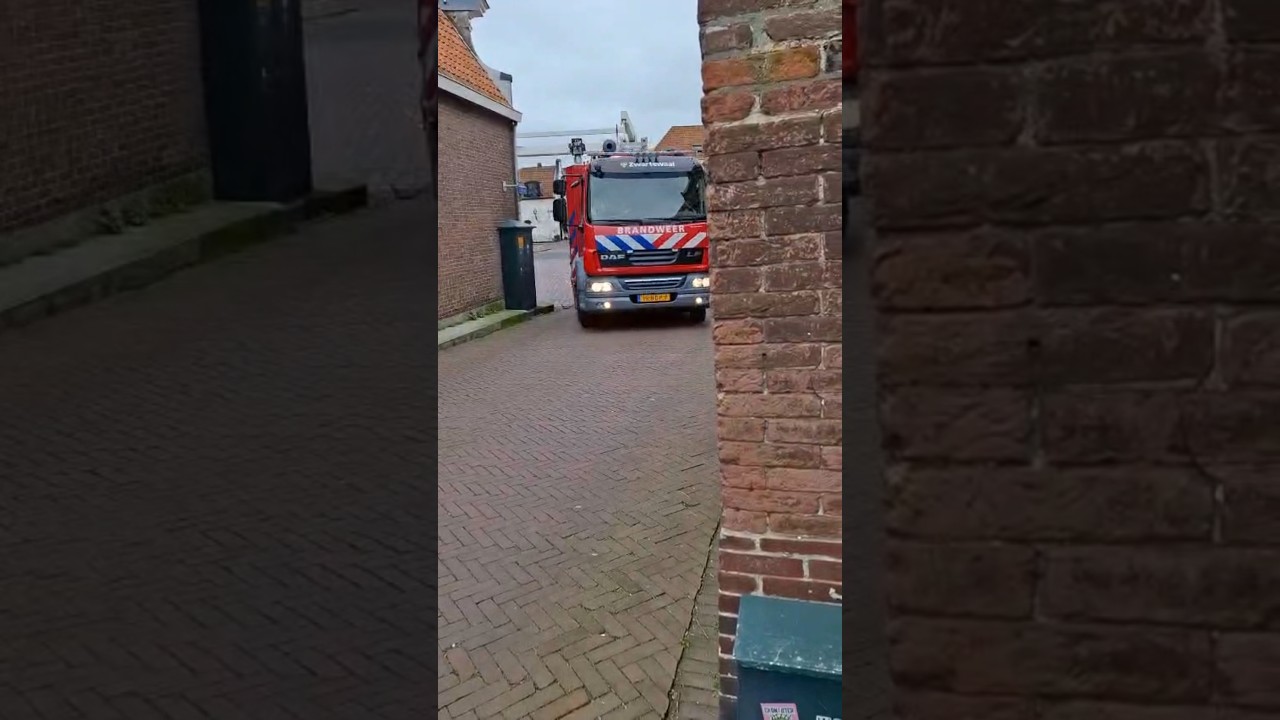 Ts zwartewaal (17-2731) prio 1 onderweg naar een gebouwbrand in Brielle en retour met showtje