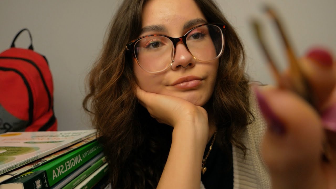 ASMR koleżanka z ławki robi Ci brwi na nudnej lekcji 🥱 osobista uwaga, szept, żucie gumy (roleplay)
