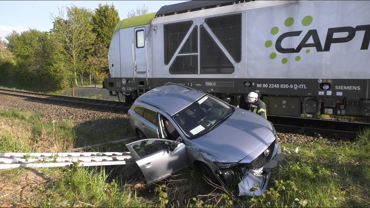SCHRANKEN WAREN OFFEN  - AMPEL AUS - ZUG ERFASST PKW AN BAHNÜBERGANG