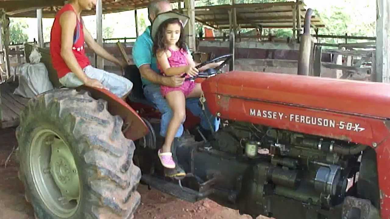 Sophia dirigindo o Trator com Tio j.MP4