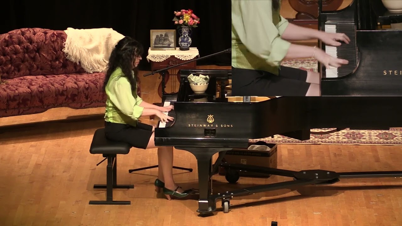 Eve Elliot performing 