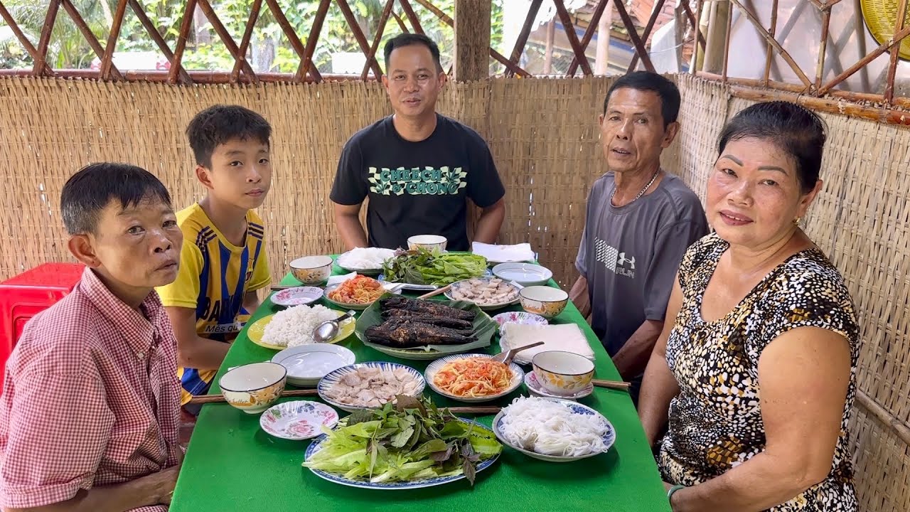Cá Lóc Nướng Rơm Chấm Mắm Tép Bất Ngờ Nhận Được Quà Lớn Từ Cô Giấu Tên Ở Mỹ / at6n