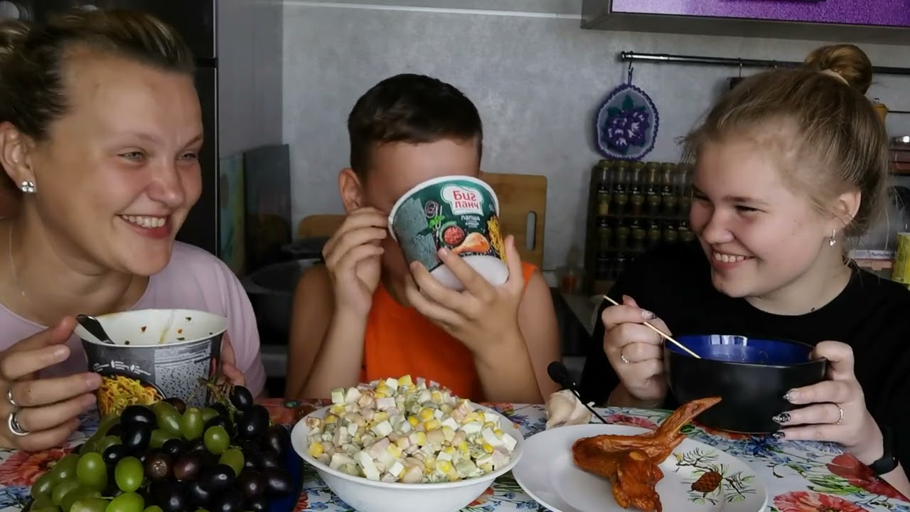 Мукбанг Окрошка, салат, лапша/ Яйцо или курица??? 🤔У Вани новая стрижка.