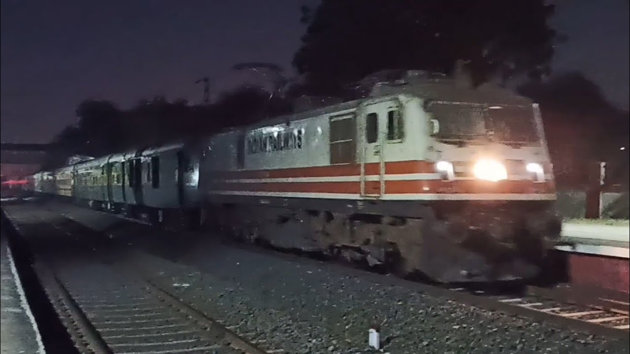 अंधेरे में स्टेशन को पार करती हुई गरीबरथ और आश्रम एक्सप्रेस #trains @RailFunUnlimited #expresstrains