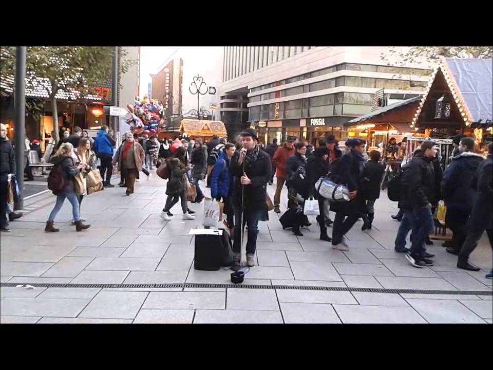 Straßenmusiker Frankfurt Mijo auf der Frankfurter Weihnachtsmarkt,