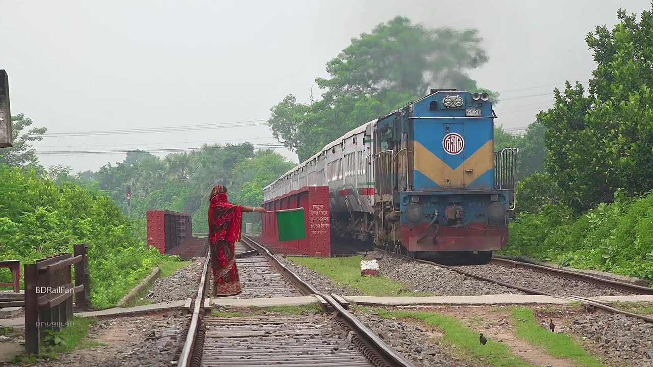Lady Gate keeper controlling Busy Rail gate || High speed king Rupsha Express of Bangladesh Railways
