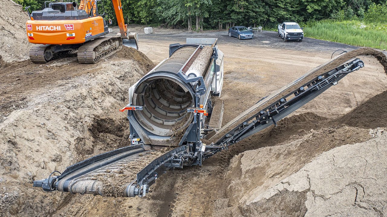 Tamiseur à tambour TTS 620T de Terex Ecotec dans le tamisage de terre de jardin