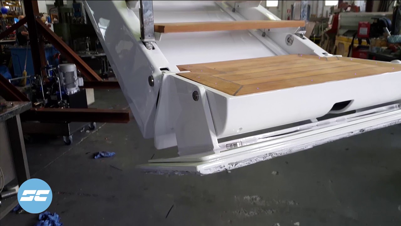 Transversal beam side boarding ladder with drawer closing movement