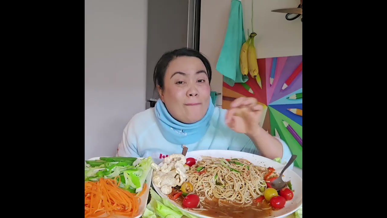 กินตำซั่วข้าวปุ้นกับแคบหมู
