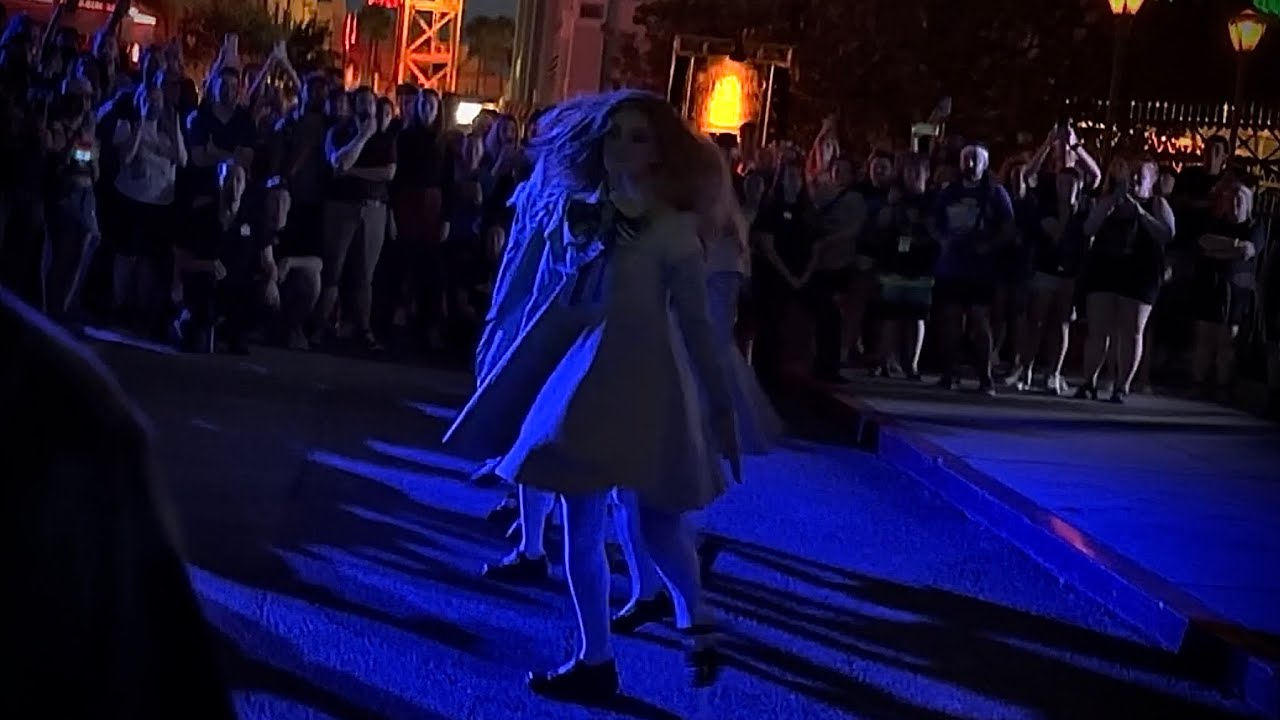 M3GAN Horde Flash Mob - Universal Studios Halloween Horror Nights Orlando 2023