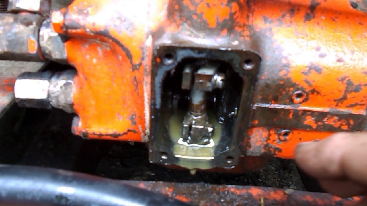 Case 930 Looking into the Hydraulic Valve