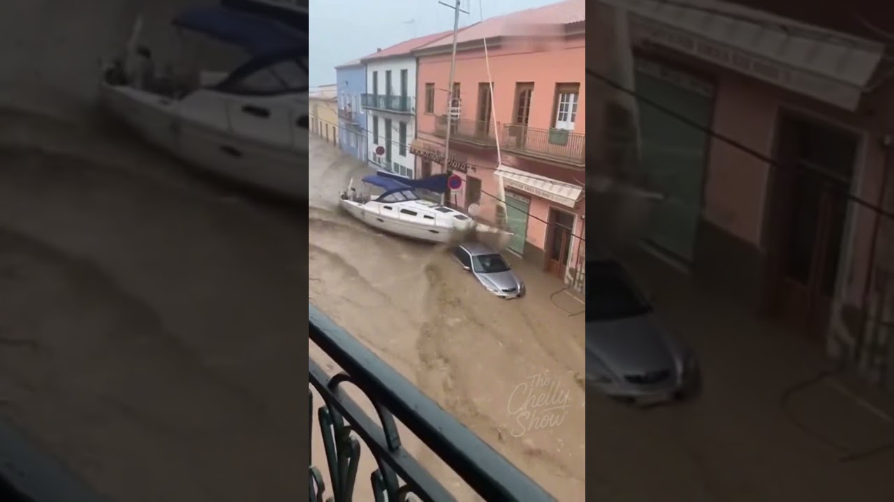 This looks like something from a movie 😳 #crazy  #movie  #flood  #boat  #water