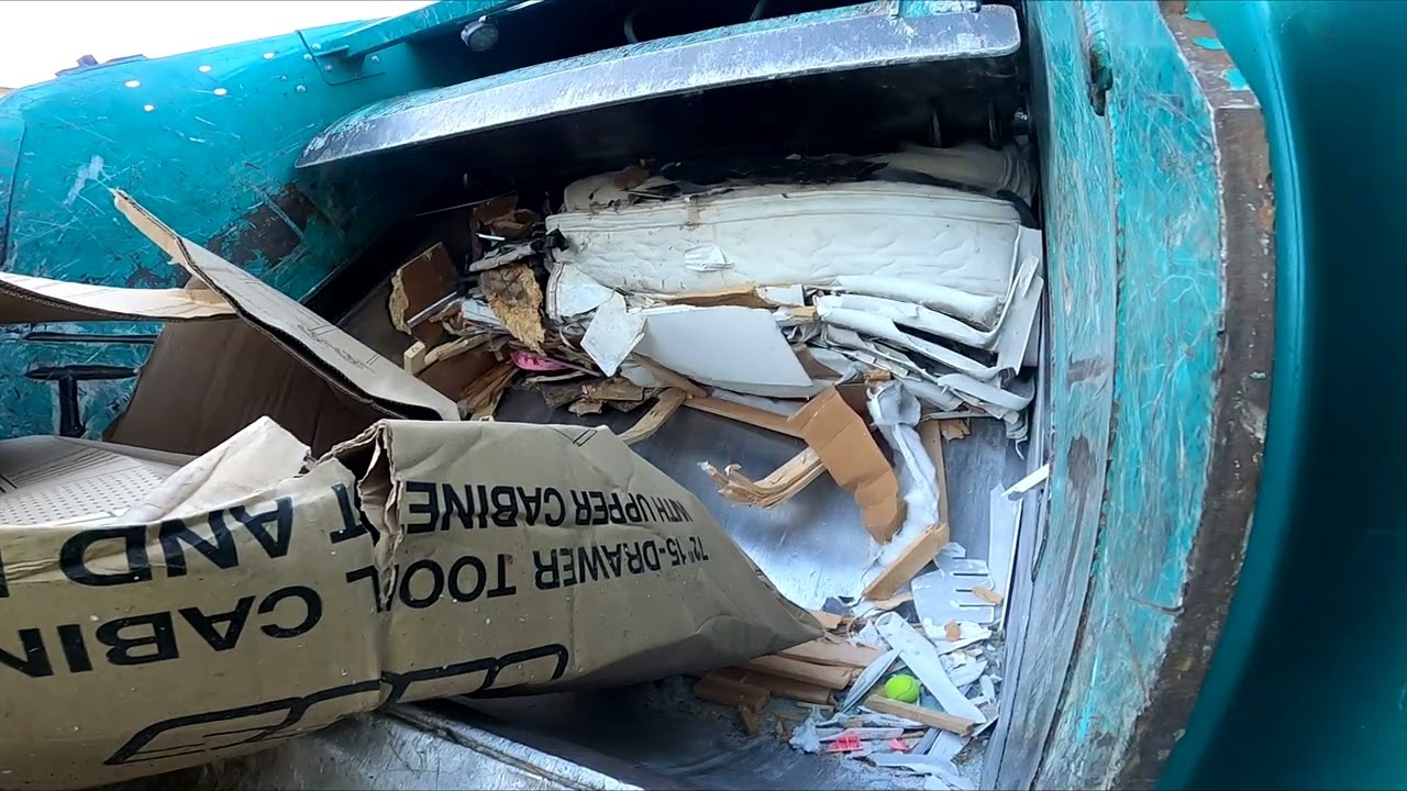 Bulky Truck: Never back down! Breakdown or not, Bulk waste cannot win! Part 1 of 2