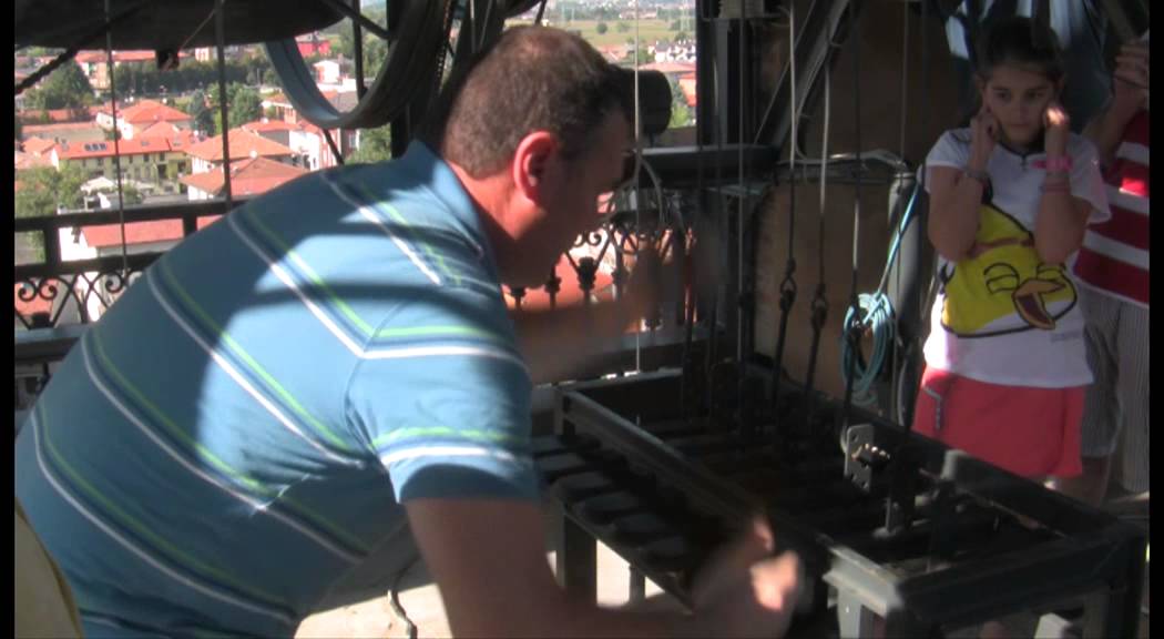 Suono manuale delle campane a Cornate d'Adda (Monza-Brianza)