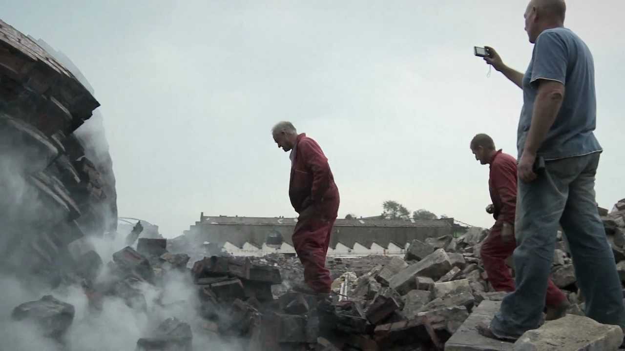 Demolition of Fernbank Mill Chimney - Barnoldswick (Fred Dibnah style)