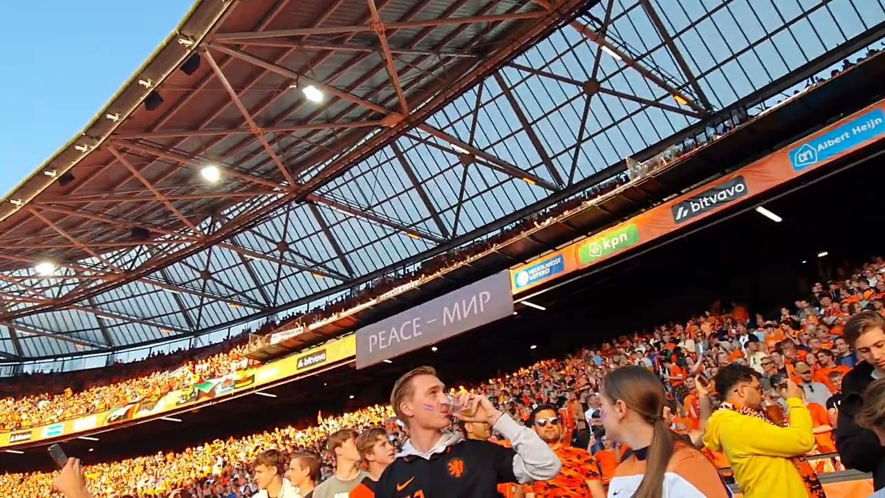National anthem of Wales, sung by the fans! Really amazing! The Netherlands - Wales 3-2